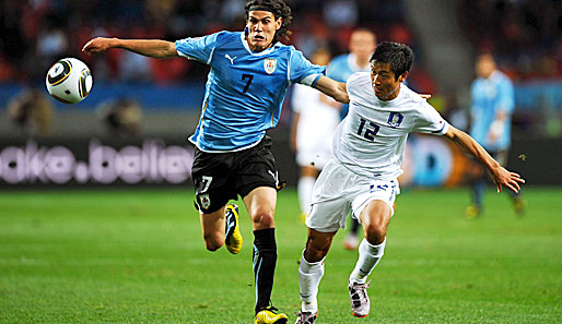 In der ersten Halbzeit war Uruguay das eindeutig bessere Team. Hier behauptet sich Edinson Cavani gegen Y.P. Lee