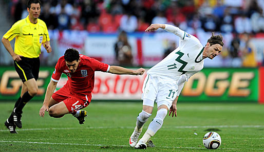 Hiergeblieben! Im Fallen begeht Englands Gareth Barry (l.) ein Foul an Slowenien-Stürmer Milivoje Novakovic