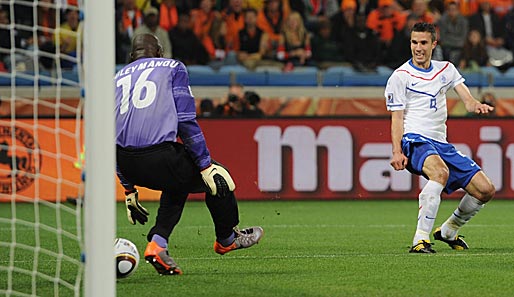 Scores! Robin van Persie macht gekonnt das 1:0 für die Niederlande! Souleymanou ist geschlagen
