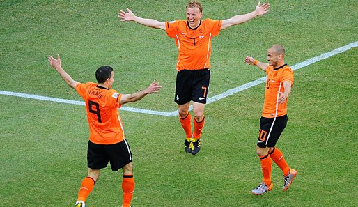 Den Holländern kann's egal sein: Robin Van Persie (l.), Dirk Kuyt and Wesley Sneijder (r.) feiern
