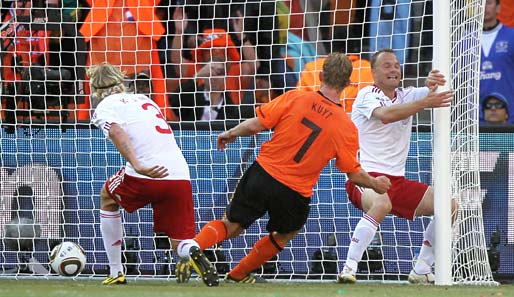 Nach einer starken Szene von Eljero Elia, der den Ball an den Pfosten schießt, staubt Dirk Kuyt ab und lässt den dänischen Verteidigern keine Abwehrchance. 2:0!