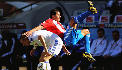 Slowakei - Paraguay 0:2: Los geht's - und Sestak (unten) macht gleichmal mit Paraguays Bonet Bekanntschaft