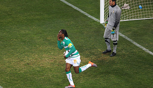 Ganz kurz wird noch Fußball gespielt: Didier Drogba netzt zum ersten Mal bei der WM 2010 um 1:3 ein