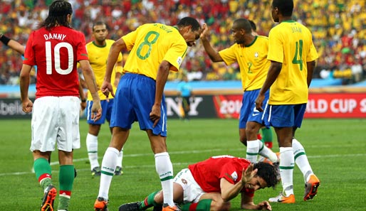 Statt großem Fußball-Spektakel gab es viele Fouls. Hier geigt Brasiliens Gilberto Silva (M.) Portugals Tiago seine Meinung
