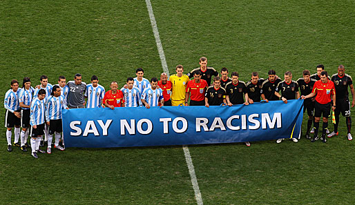 Klare Botschaft vor dem Spiel: NEIN zum Rassismus!