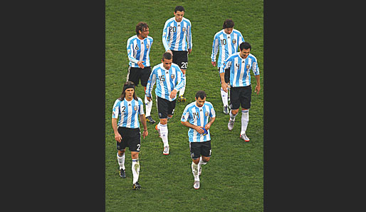 Nachdenklich gehen die Argentinier in die Pause - die Köpfe sind gesenkt