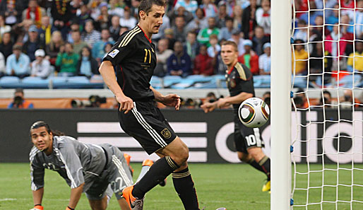 Hilft aber alles nichts! Miroslav Klose besorgt nach Podolski-Vorlage das 2:0!