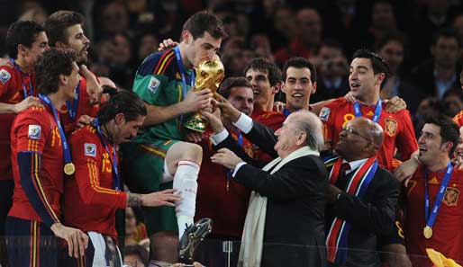 Der Moment, auf den ein Land 80 Jahre warten musste. Kapitän Iker Casillas bekommt von FIFA-Boss Sepp Blatter den Pokal in die Hand gedrückt. Natürlich gibt's den Kuss
