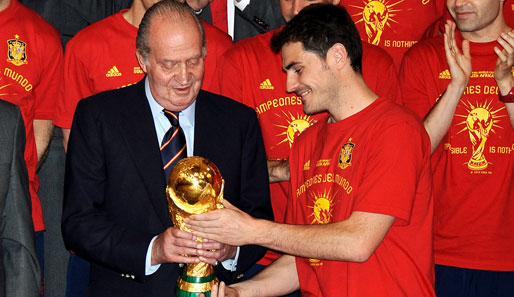 "Ui, darf ich den auch mal anfassen?" König Juan Carlos von Spanien (l.) ist beim Anblick des WM-Pokals sichtlich angetan
