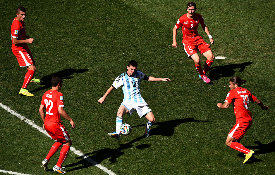 Geballte Power gegen Lionel Messi. Gleich vier Spieler versuchen, den Argentinier zu bändigen