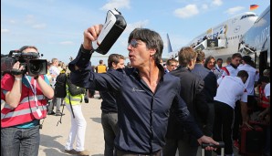 Auch Trainer Joachim Löw ließ sich am Flieger feiern -absolut zurecht!