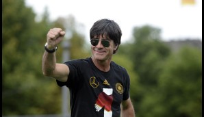 Der Bundestrainer präsentiert auf der Fanmeile stolz das Siegershirt des DFB