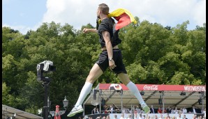 Auch Manuel Neuer freut sich und zeigt wohl den schönsten Jubel-Sprung des Tages
