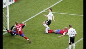 Am Ende geht das Spiel mit 4:2 an den DFB. Auch beim 3:1 hat Klose seine Füße im Spiel, Doppelpack!