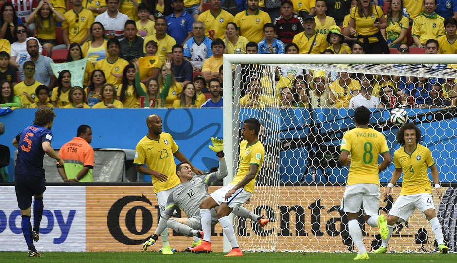 Es kam sogar noch dicker. David Luiz patzt - Daley Blind staubt ab. 2:0 für die Niederlande
