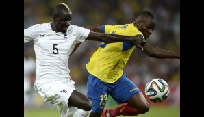 Pech für Ecuador: Schiedsrichter Noumandiez Desire Doue übersah eine Tätlichkeit von Mamadou Sakho