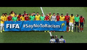 Vor dem Spiel setzten beide Mannschaften ein Zeichen gegen Rassismus