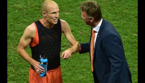 Arjen Robben erhält vor der Verlängerung letzte Infos vom Chef