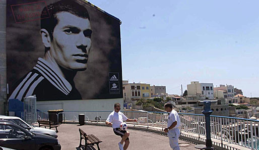Über den Dächern von Marseille: In der französischen Hafenstadt wurde Zidane geboren und auch wenn er nie für Olympique spielte, wurde er zum großen Helden der Stadt