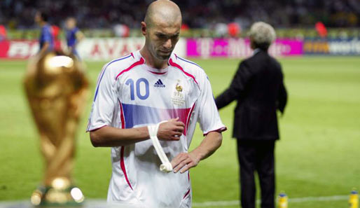 Der Magier beim wohl meist diskutiertesten Abgang aller Zeiten. Zinedine Zidane nach seiner Roten Karte wegen eines Kopfstoßes an Materazzi im WM-Finale 2006 gegen Italien. Es war sein letztes Spiel