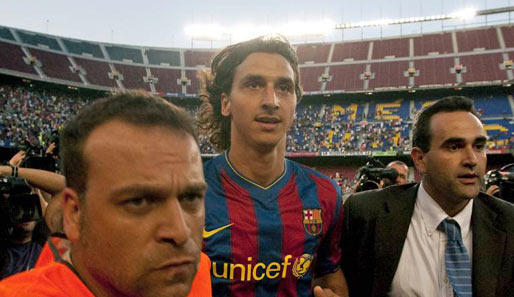 Da isser also: Zlatan Ibrahimovic marschiert ins Camp Nou ein. 45.000 Barca-Fans wollten den neuen Superstar sehen