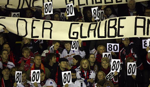 Die Fans hielten Transparente mit Robert Müllers Trikotnummer 80 in die Höhe