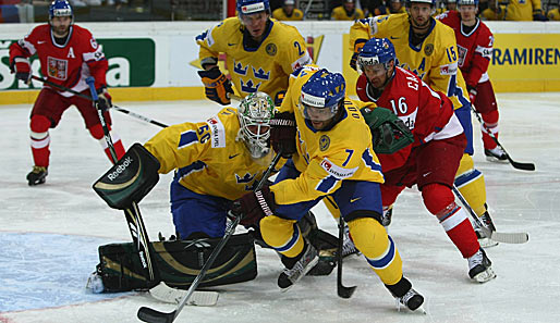 Schwedens Goalie Jonas Gustavsson (li.) und Johnny Oduya klären gemeinsam gegen Tschechien