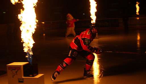 Pyrotechnisches Spektakel in der Lanxess Arena. Das Feuerwerk brannten aber die Gäste ab