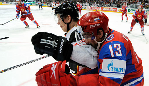 Zwei NHL-Stars im Duell: Christian Ehrhoff (Vancouver) vs. Pawel Datsyuk (Detroit)