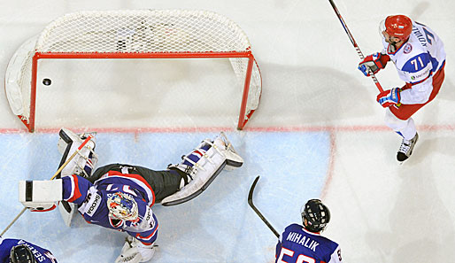 NHL-Star Ilya Kovalchuk (r.) trifft für Russland zum 2:0 gegen die Slowakei