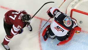 Lettlands Gints Meija (l.) überwindet US-Goalie Tim Thomas