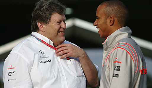 Mercedes-Sportchef Norbert Haug und Lewis Hamilton im Gespräch