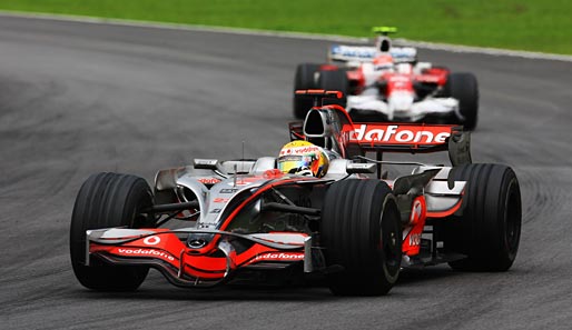 Timo Glock (hinten) musste Lewis Hamilton im letzten Saisonrennen passieren lassen