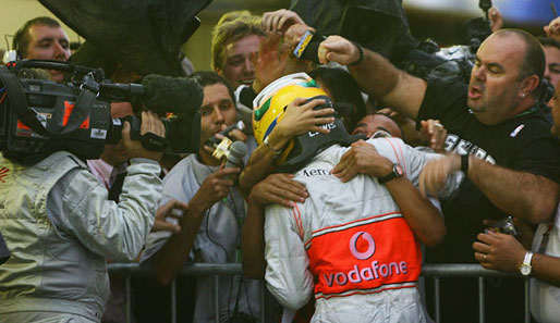 Lewis Hamilton jubelt nach seinem WM-Titel 2008 in Brasilien