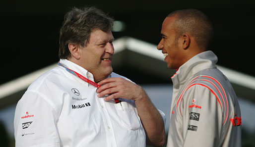 Blicken optimistisch in die Zukunft: Sportchef Norbert Haug (l.) und Weltmeister Lewis Hamilton