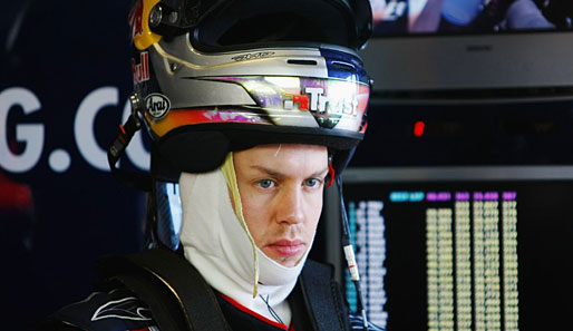 Miese Laune bei Sebastian Vettel: Der Deutsche muss seinen Unfall in Melbourne teuer bezahlen