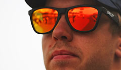 Vettel um voll gespiegelten Top-Gun-Style