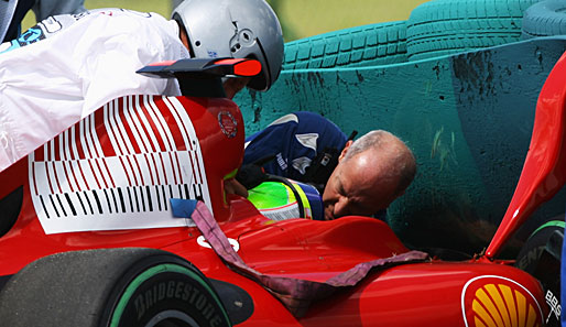 Minutenlang versuchten die Rettungskräfte Felipe Massa aus dem Wrack zu bergen