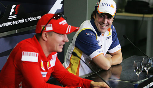 Nimmt Fernando Alonso (r.) bald den Platz von Ferrari-Pilot Kimi Räikkönen ein?
