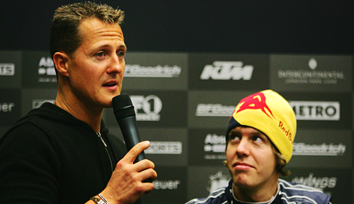 Michael Schumacher (l.) sieht Sebastian Vettel als seinen Nachfolger