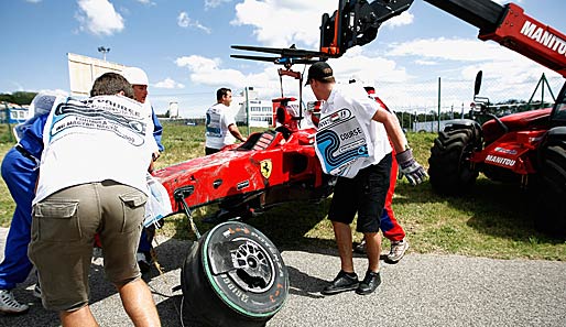 Felipe Massas Ferrari musste nach dem Unfall beim Ungarn-Qualifying abtransportiert werden