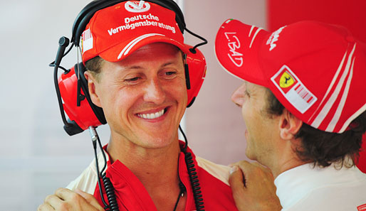 Michael Schumacher unterstützt in Valencia seinen Vertreter Luca Badoer