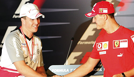 Ralf Schumacher (l.) traut seinem Bruder Michael beim Formel-1-Comeback einiges zu