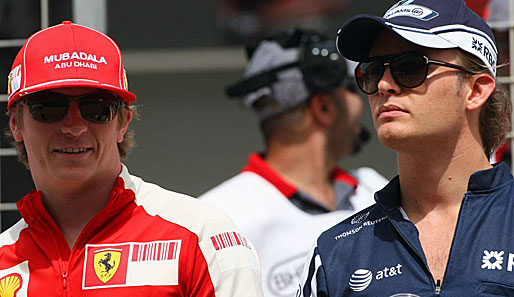 Nico Rosberg (r.) glaubt, dass er im Cockpit-Kampf mit Kimi Räikkönen mithalten könnte