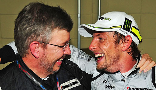 Team-Chef Ross Brawn (l.) möchte Weltmeister Jenson Button unbedingt bei Brawn GP halten