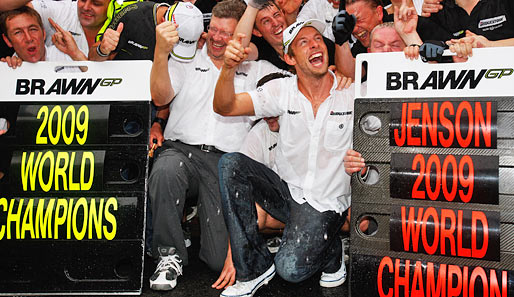 Jenson Button und Ross Brawn feiern Schampus-überströmt ihre beiden WM-Titel
