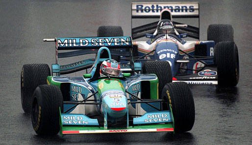 Legendäres Duell: Michael Schumacher (vorn) 1994 im Benetton gegen Damon Hill