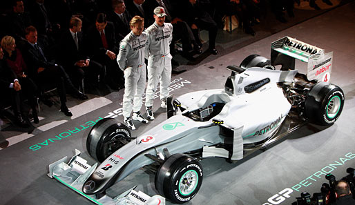 Michael Schumacher und Nico Rosberg präsentieren ihr neues Fahrzeug, den MGP W01