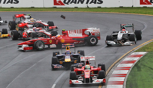 Start zum Australien-GP: Alonso dreht sich und nimmt dabei den Frontflügel von Schumacher mit