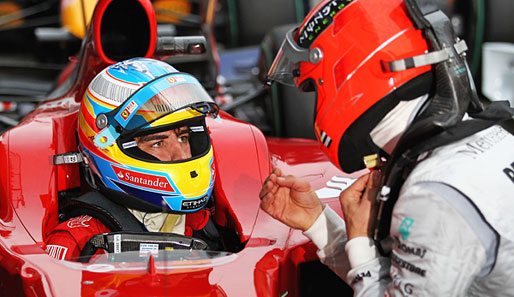 Michael Schumacher (r.) stellte Fernando Alonso nach dem Qualifying in Melbourne zur Rede